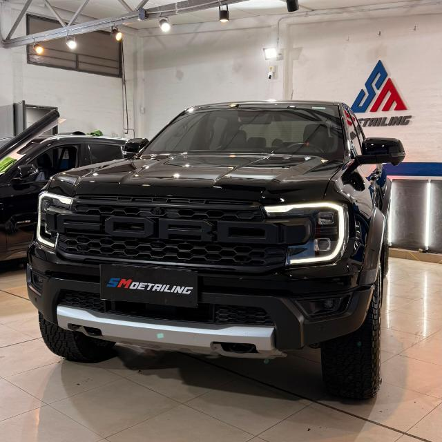 Ford Ranger Raptor negra detallada en el taller de SM Detailing