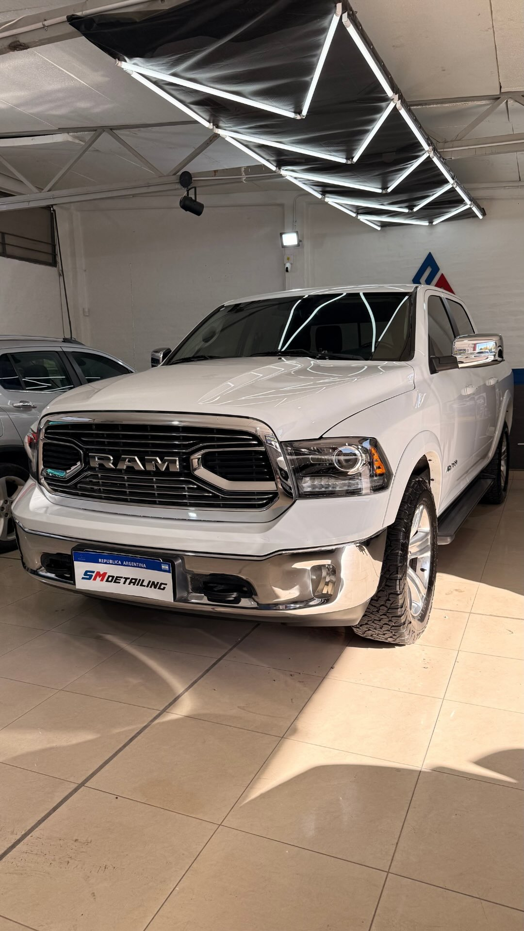 RAM Laramie blanca pulida y sellada en el taller